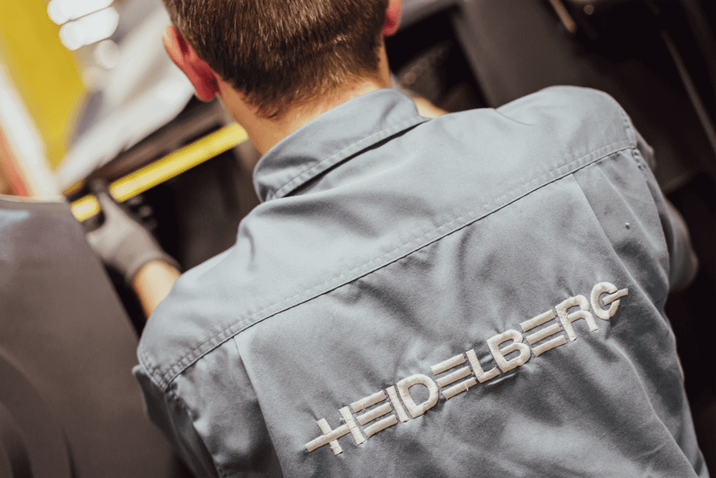 Un technicien de chez Heidelberg qui travaille sur une imprimante offset