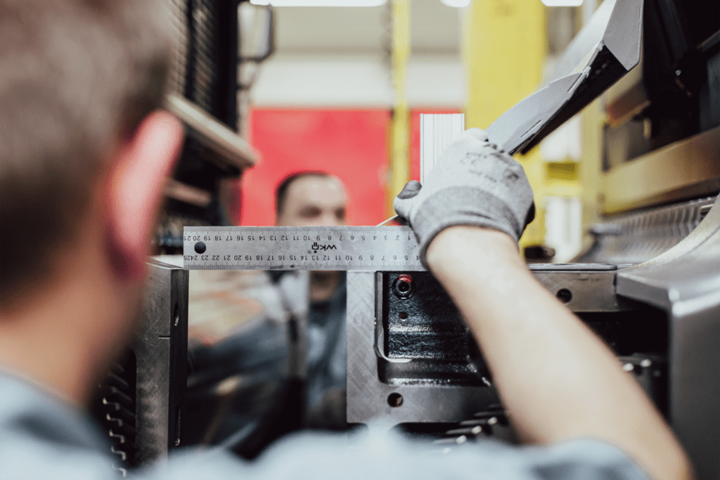 Des techniciens de chez Heidelberg qui travaillent sur une imprimante offset